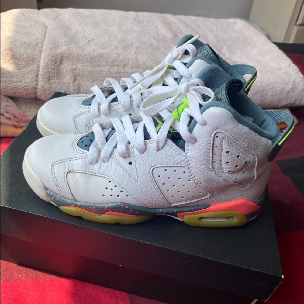 SIZE 4Y- Jordan 6 Retro ‘Bright Mango’